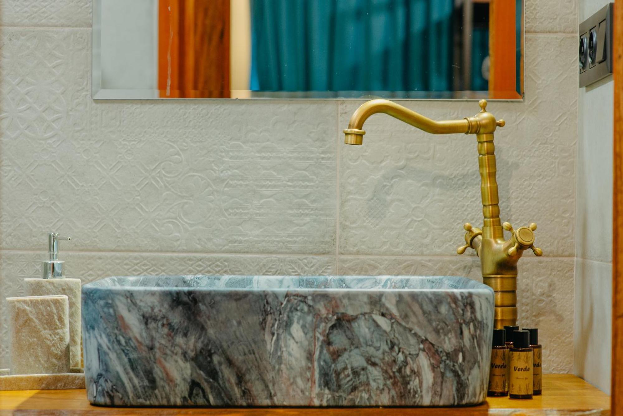 Wanderholic Hotel Telavi Buitenkant foto